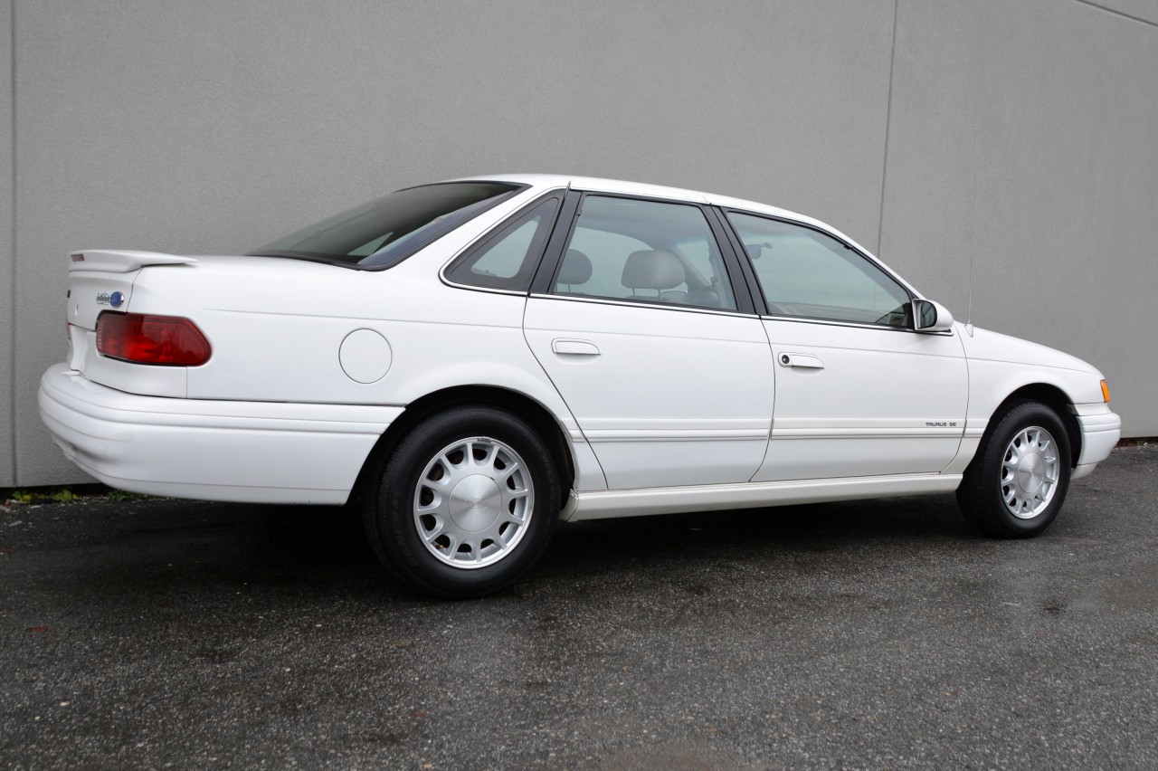 1995 Ford Taurus SE Sedan